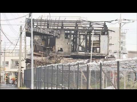 住宅火災で2人死亡 雪が降りしきるなか焼け落ちる　東京・稲城市(2026年2月8日) サムネイル