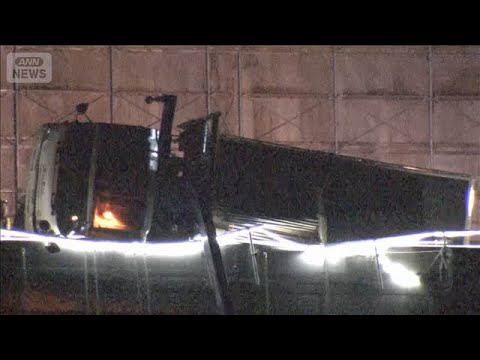 東名高速のリニューアル工事現場でトラックがバランス崩し横転　作業員男性けが(2026年3月20日)