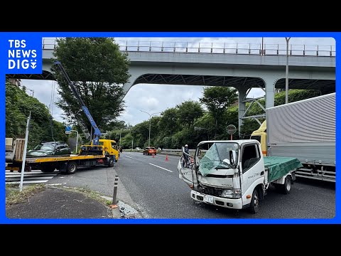 横浜市で車3台が絡む事故　トラックの前方が大破　クレーン車にはじき飛ばされたトラックが対向車線の乗用車に衝突　2人けが… サムネイル