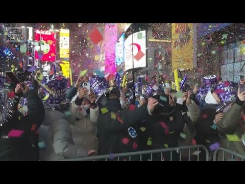 NYでも年越し　タイムズスクエアに大歓声　約1トンの紙吹雪が舞い新年祝う(2026年1月1日)