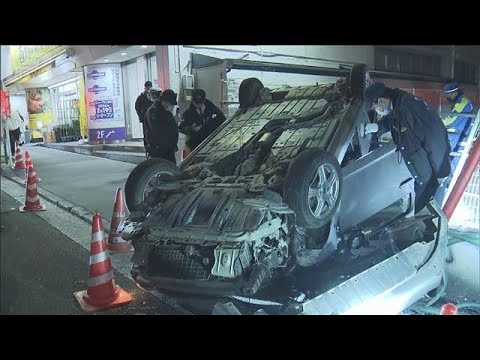 パトカーが追跡中に… 環七で車が追突し横転　2人逃走(2026年1月21日) サムネイル